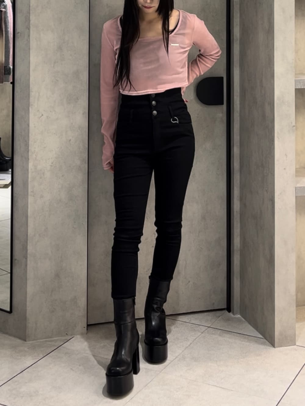 ピンク系のTシャツ/カットソー、ブラック系のデニムパンツ、ブラック系のブーツを着用したレディースの冬コーディネートの9枚目の写真