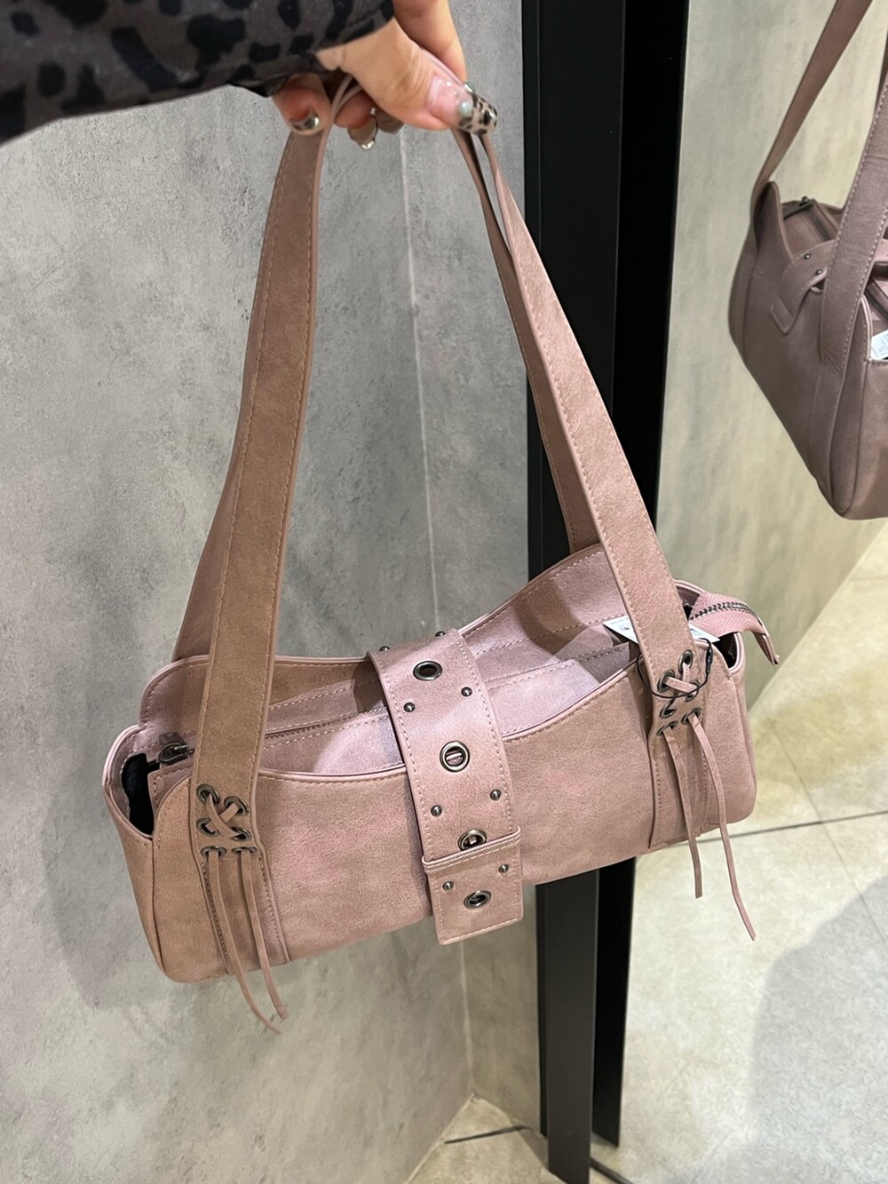 ブラック系のスカート、ブラック系のスウェットパンツ、ピンク系のハンドバッグを着用したレディースの秋コーディネートの9枚目の写真