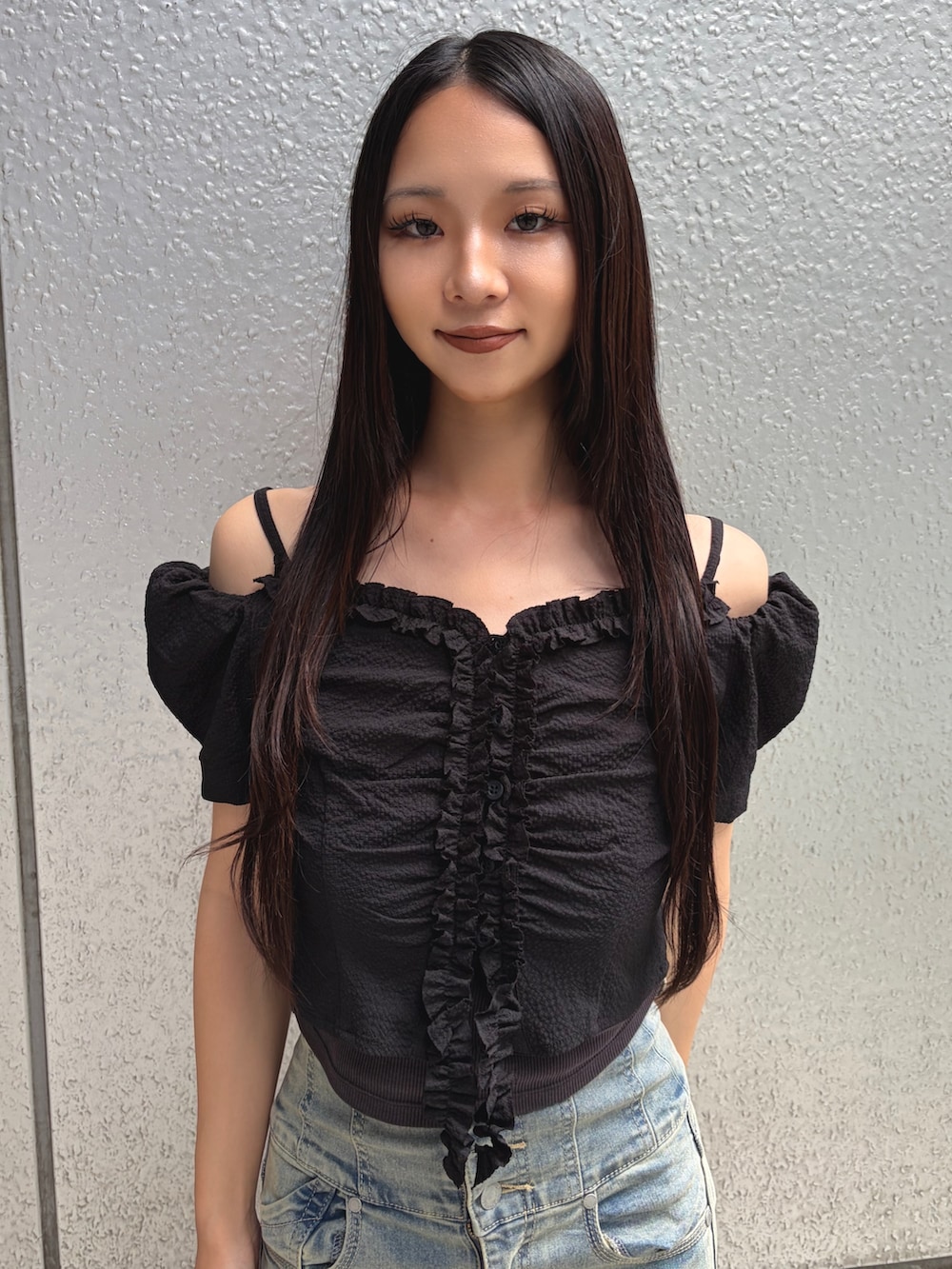 ブラック系のTシャツ/カットソー、ブルー系のデニムパンツ、ブラック系のサンダルを着用したレディースの夏コーディネートの7枚目の写真
