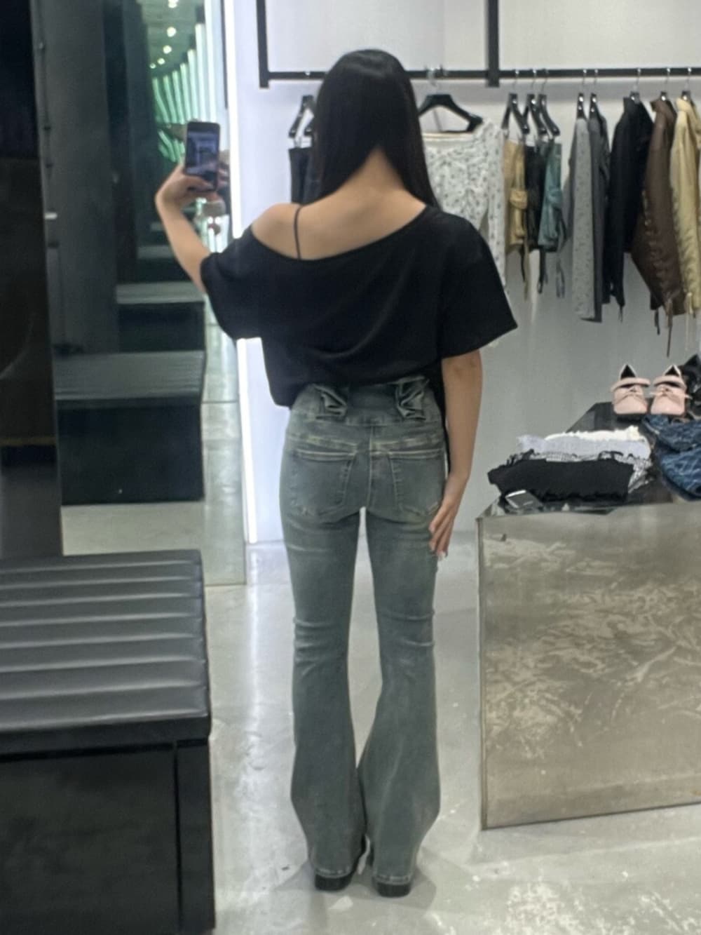 ブラック系のサンダル、ブラック系のTシャツ/カットソー、ブルー系のデニムパンツを着用したレディースの春コーディネートの3枚目の写真