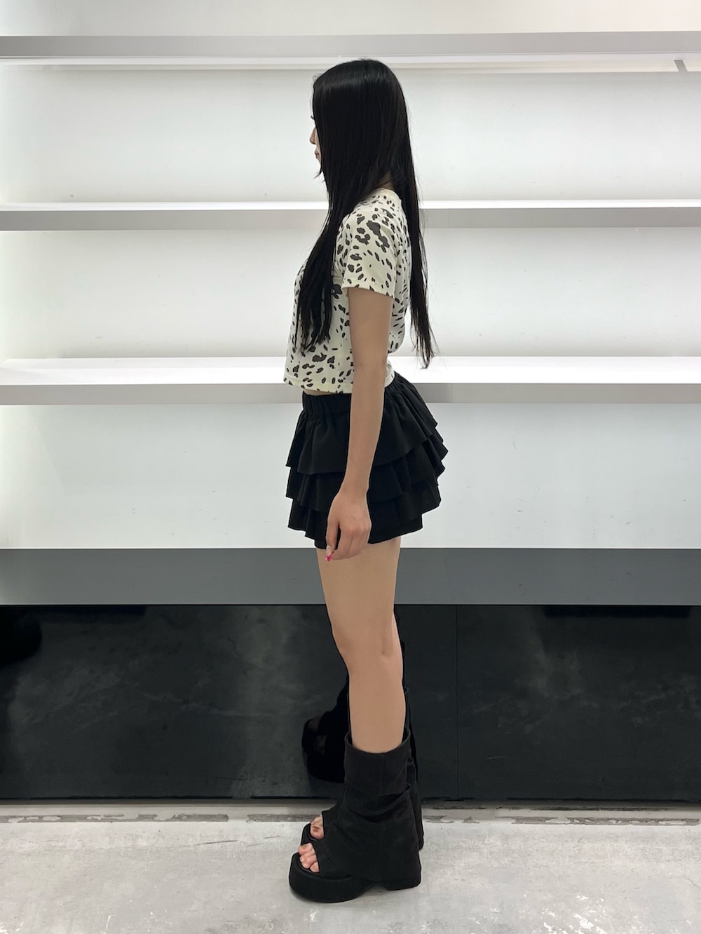 ブラック系のスカート、ブラック系のサンダルを着用したレディースの夏コーディネートの4枚目の写真
