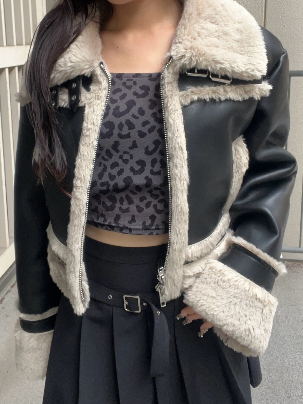 ブラック系のショルダーバッグ、ブラック系のブーツ、ブラック系のスカートを着用したレディースの秋コーディネートの5枚目の写真