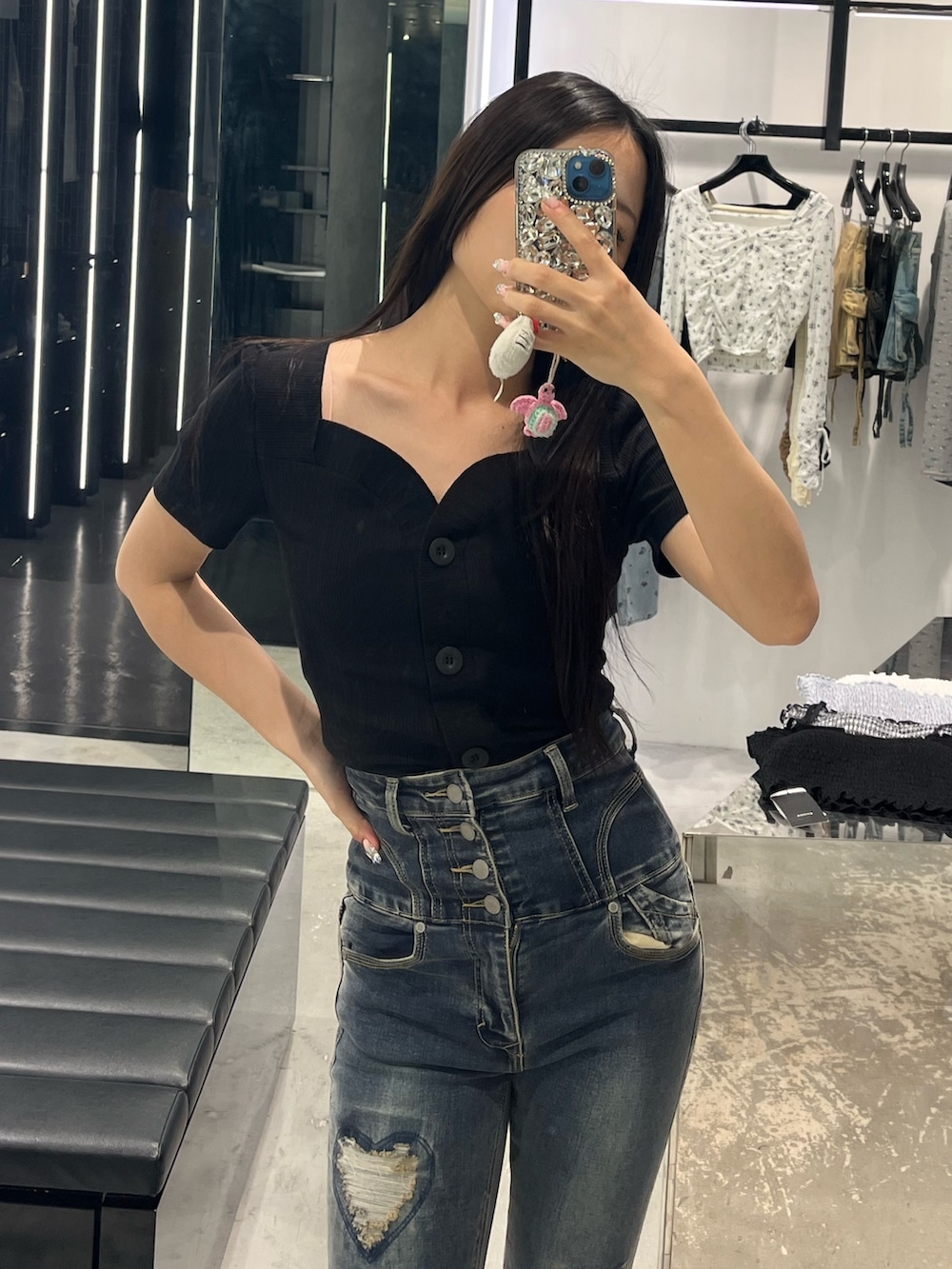 ブラック系のTシャツ/カットソー、ブルー系のデニムパンツ、ブラック系のサンダルを着用したレディースの春コーディネートの5枚目の写真