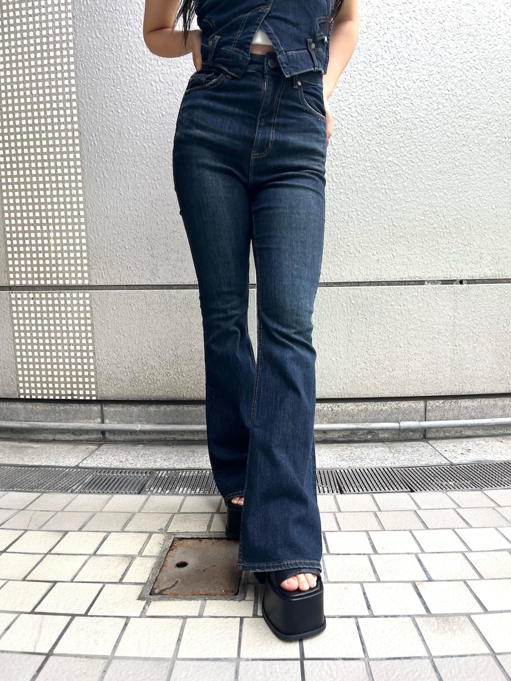 ホワイト系のTシャツ/カットソー、ブルー系のサロペット/オーバーオール、ブラック系のサンダルを着用したレディースの夏コーディネートの8枚目の写真