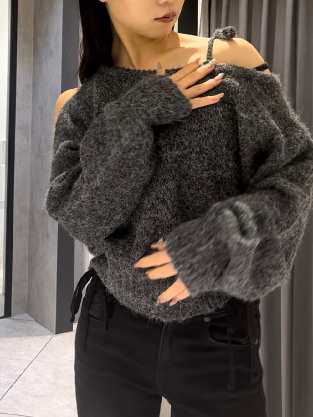 ブルー系のブルゾン、ブラック系のデニムパンツ、ブラック系のブーツを着用したレディースの冬コーディネートの5枚目の写真