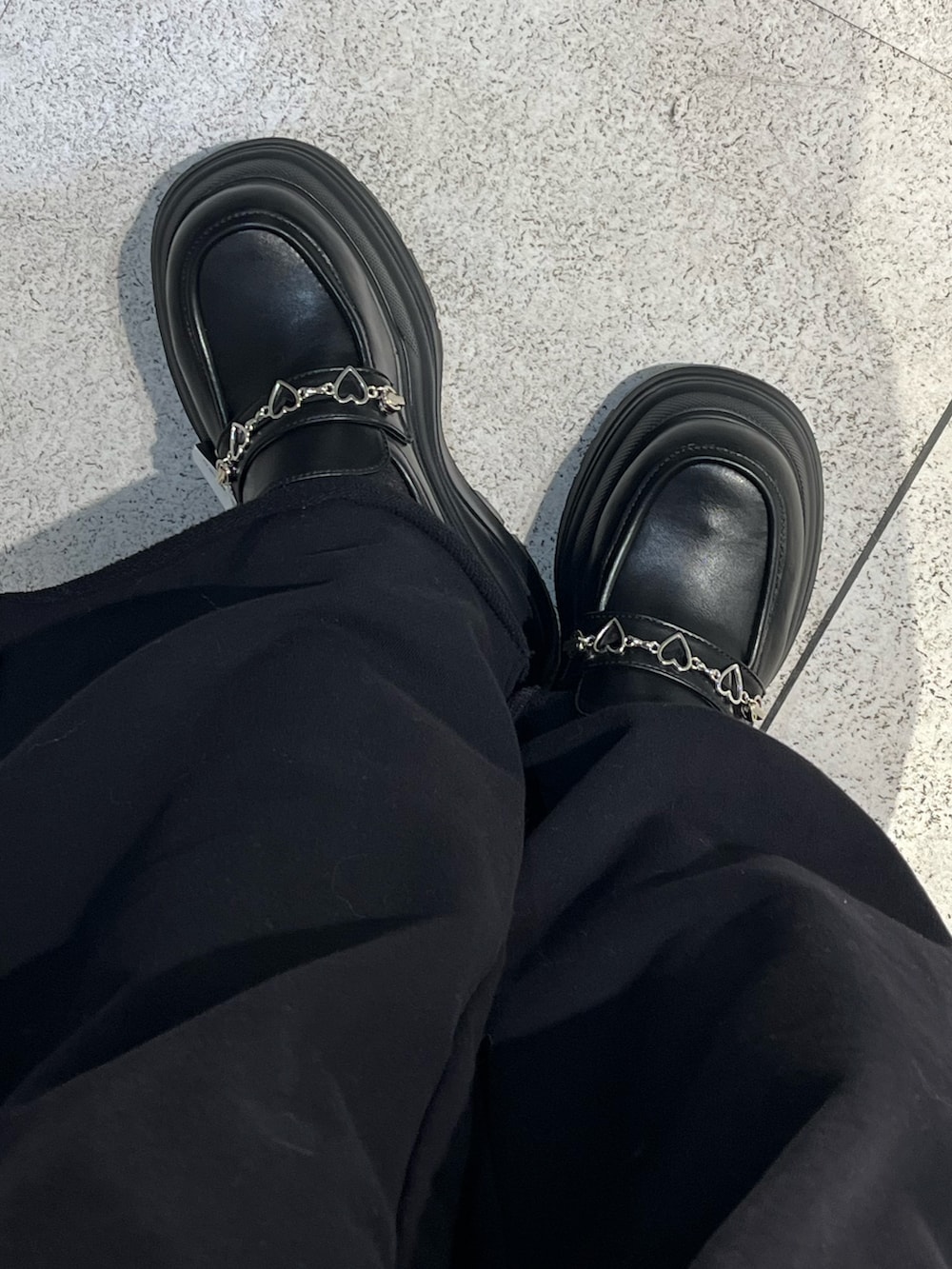 ホワイト系のニット/セーター、ブラック系のスウェットパンツ、ブラック系のハンドバッグを着用したレディースの冬コーディネートの9枚目の写真