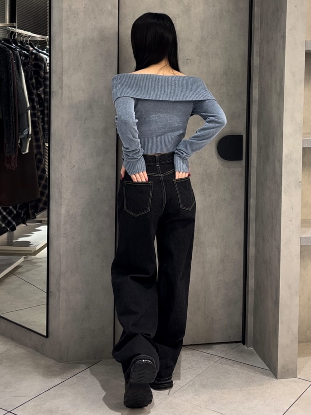 ブルー系のニット/セーター、ブルー系のデニムパンツ、グリーン系のスニーカーを着用したレディースの冬コーディネートの3枚目の写真