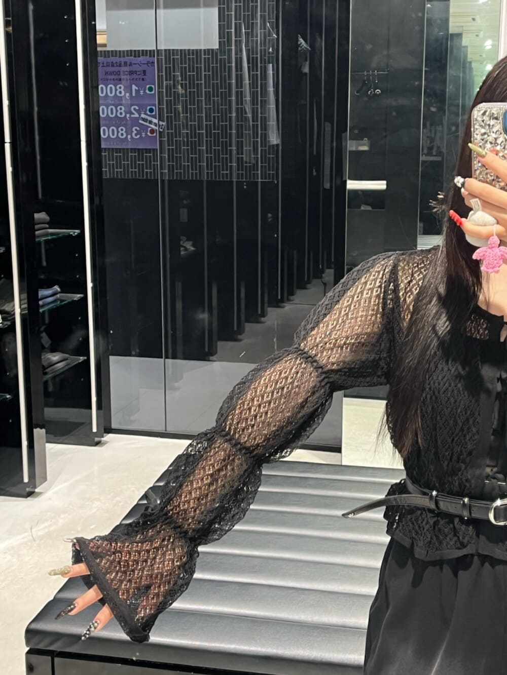 ブラック系のブーツ、ブラック系のニット/セーター、ブラック系のスウェットパンツを着用したレディースの春コーディネートの7枚目の写真