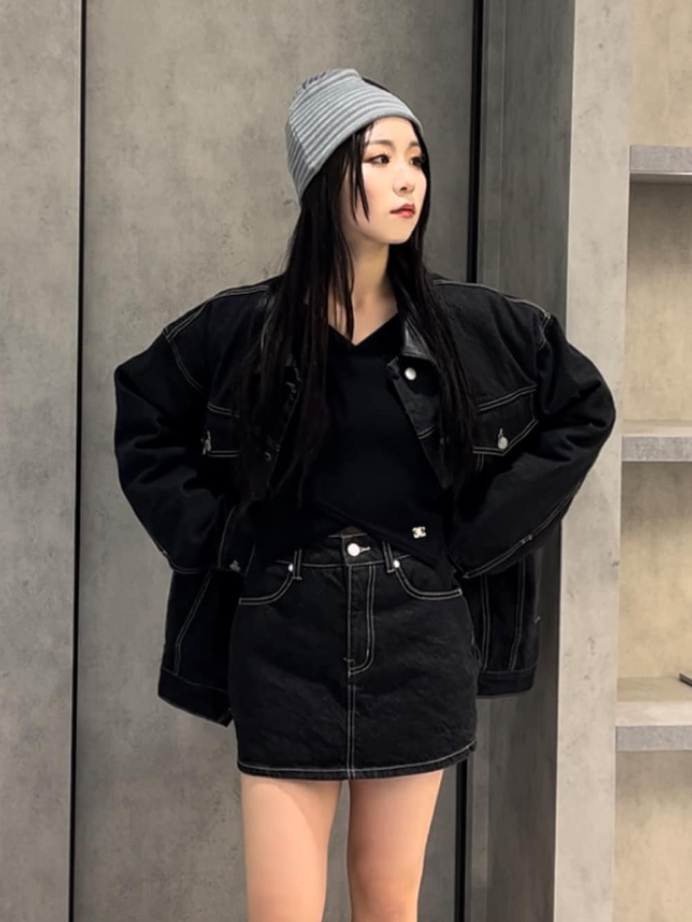 ブルー系のブルゾン、ブラック系のニット/セーター、ブルー系のスカートを着用したレディースの冬コーディネートの6枚目の写真