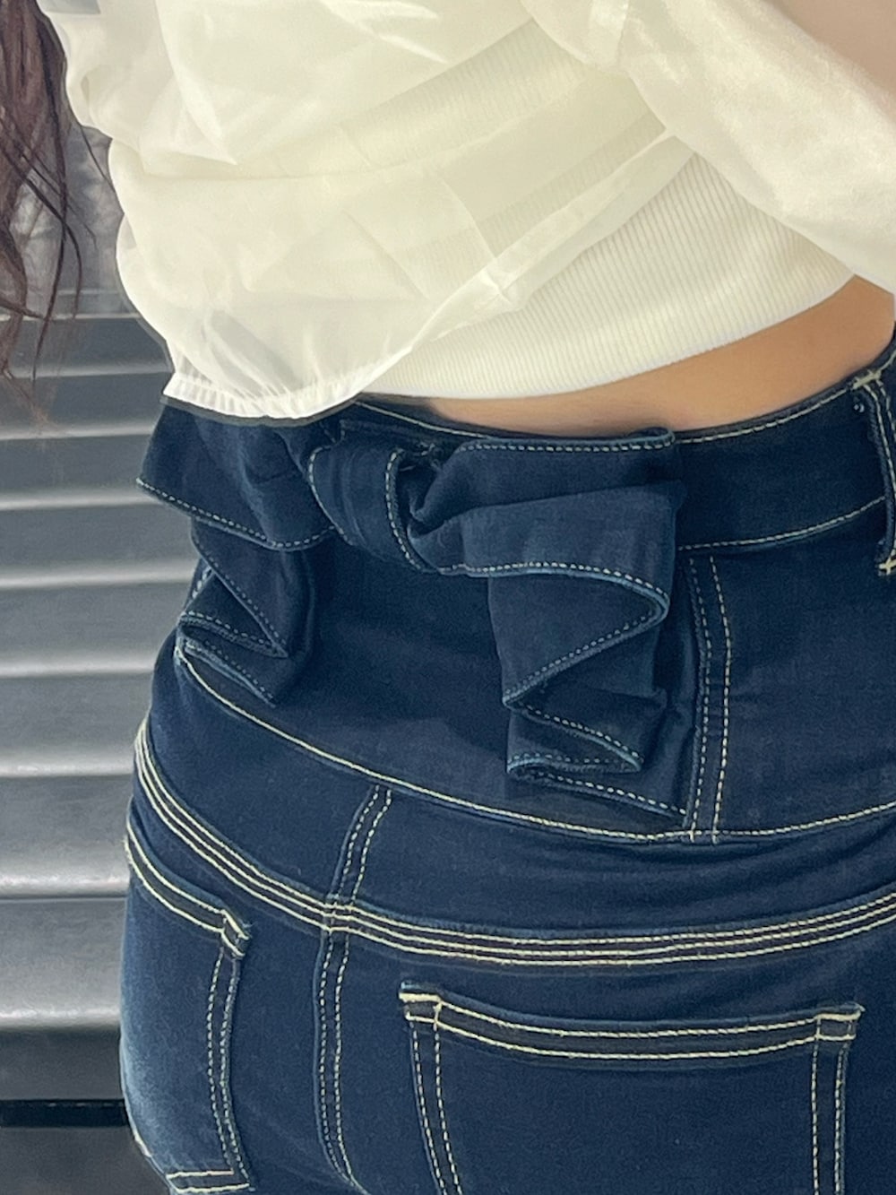 ホワイト系のTシャツ/カットソー、ホワイト系のシャツ/ブラウス、ブルー系のデニムパンツを着用したレディースの春コーディネートの7枚目の写真