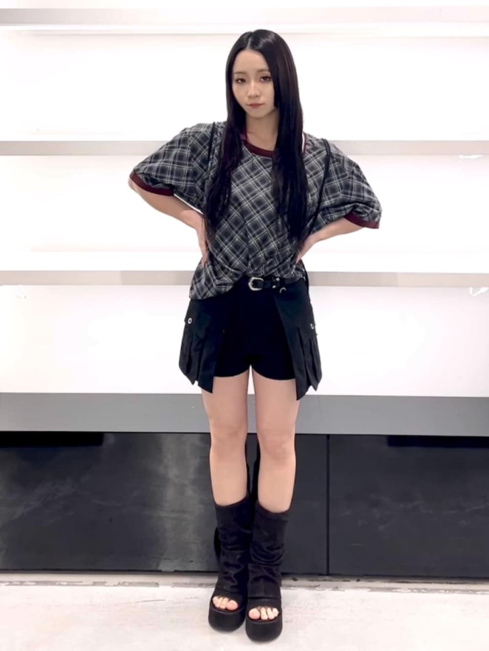 ブラック系のTシャツ/カットソー、ブラック系のスカート、ブラック系のバックパック/リュックを着用したレディースの春コーディネートの2枚目の写真