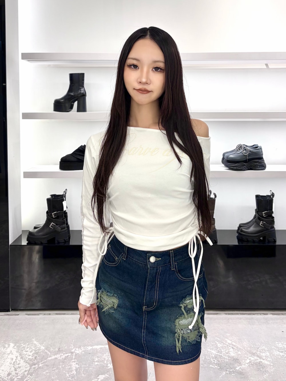 ブルー系のブルゾン、ホワイト系のTシャツ/カットソー、ブラウン系のショルダーバッグを着用したレディースの秋コーディネートの7枚目の写真