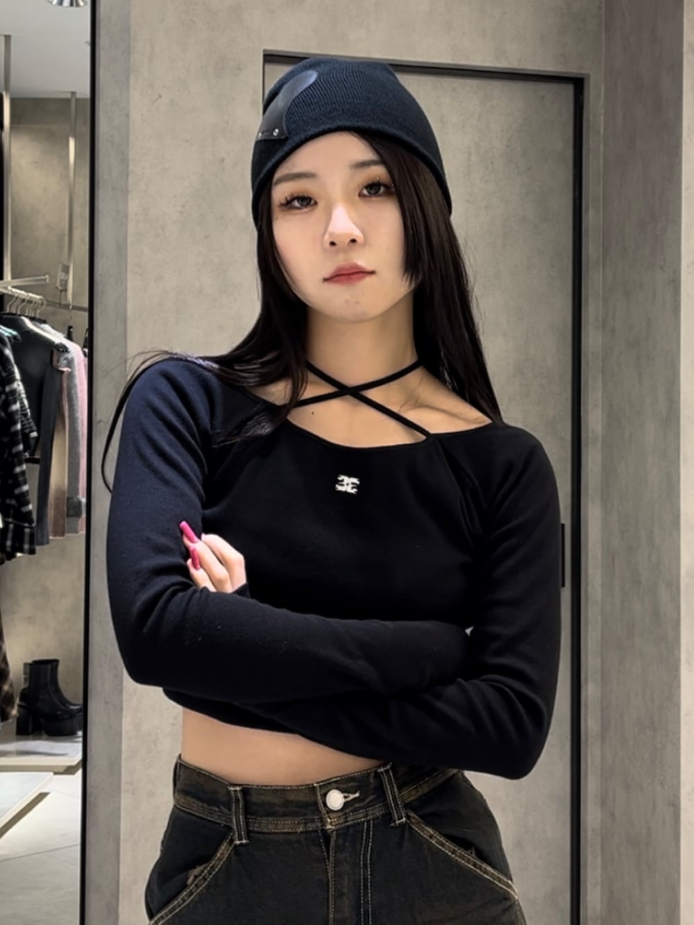 ブラック系のTシャツ/カットソー、ブルー系のデニムパンツ、ブラック系のブーツを着用したレディースの冬コーディネートの7枚目の写真