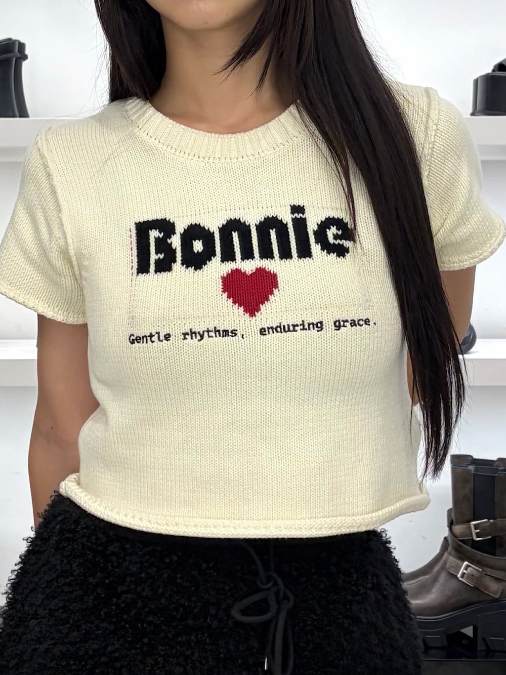 ホワイト系のニット/セーター、ホワイト系のハンドバッグ、ブラック系のその他パンツを着用したレディースの夏コーディネートの7枚目の写真