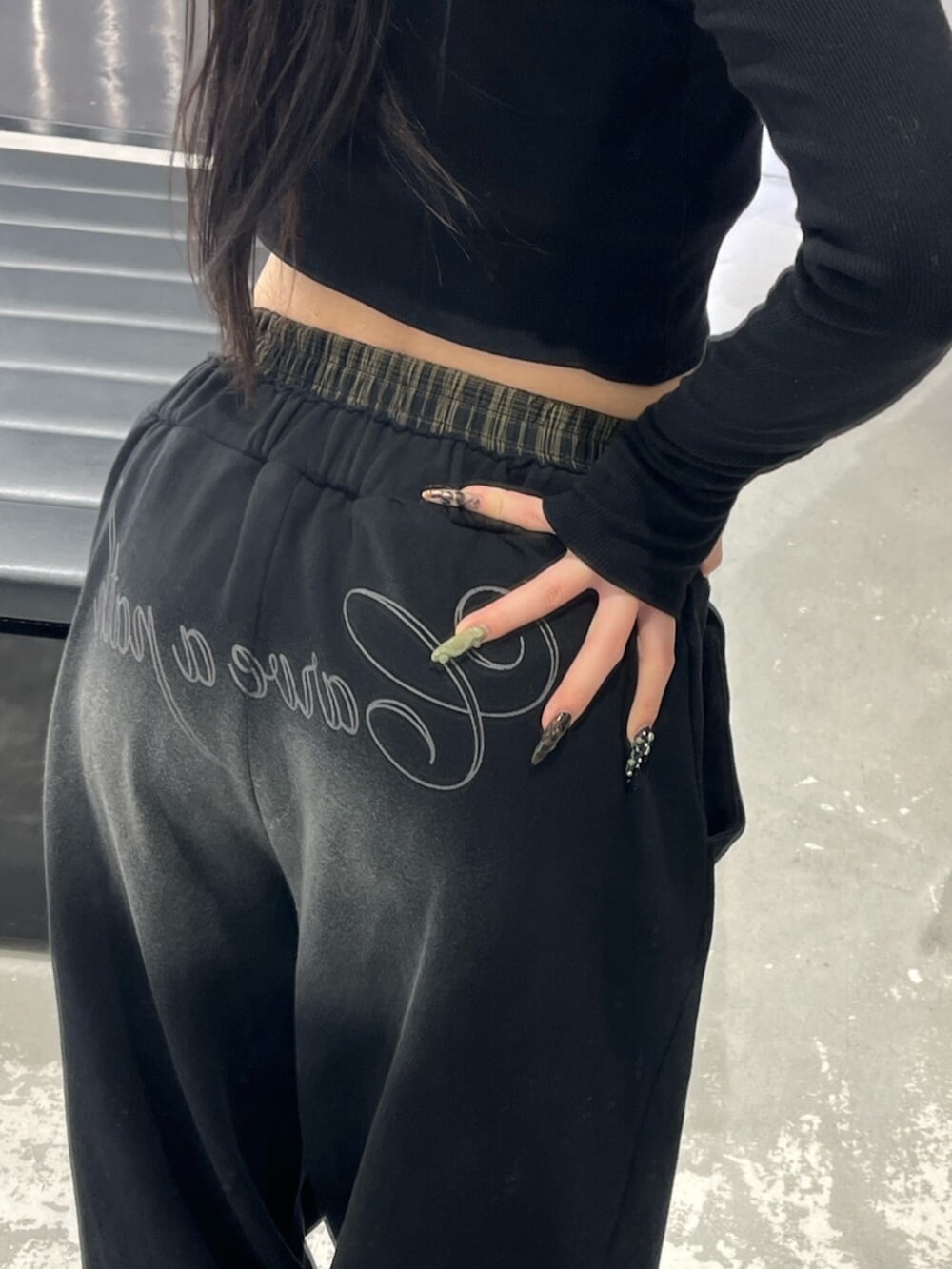 ブラック系のスウェットパンツ、ブラック系のブーツ、ブラック系のTシャツ/カットソーを着用したレディースの春コーディネートの7枚目の写真