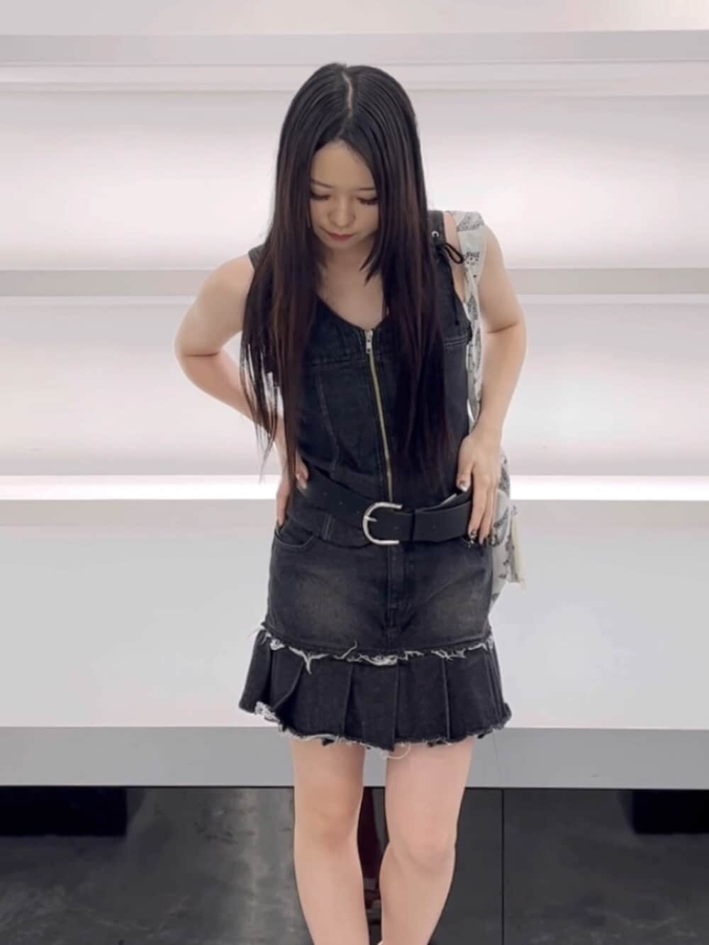 ホワイト系のサンダル、ホワイト系のトートバッグ、ブラック系のワンピースを着用したレディースの春コーディネートの7枚目の写真