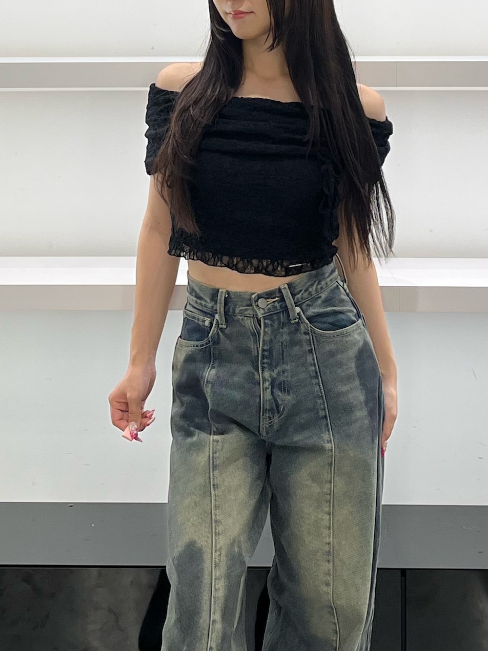 ブラック系のスニーカー、ブルー系のデニムパンツ、ブラック系のTシャツ/カットソーを着用したレディースの夏コーディネートの8枚目の写真