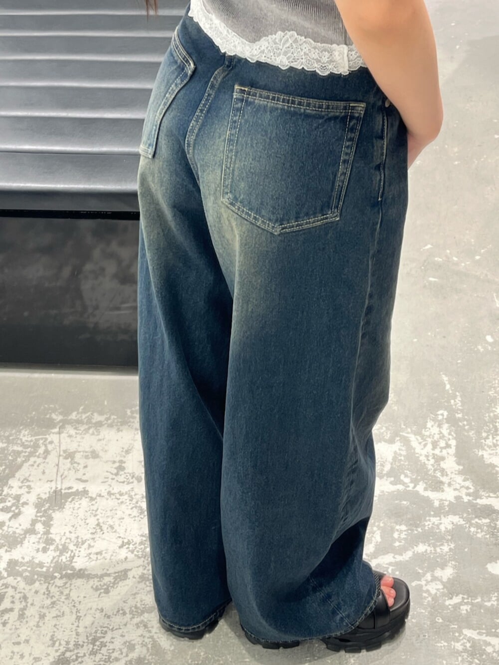 ブルー系のデニムパンツ、グレー系のニット/セーター、ブラック系のサンダルを着用したレディースの春コーディネートの10枚目の写真