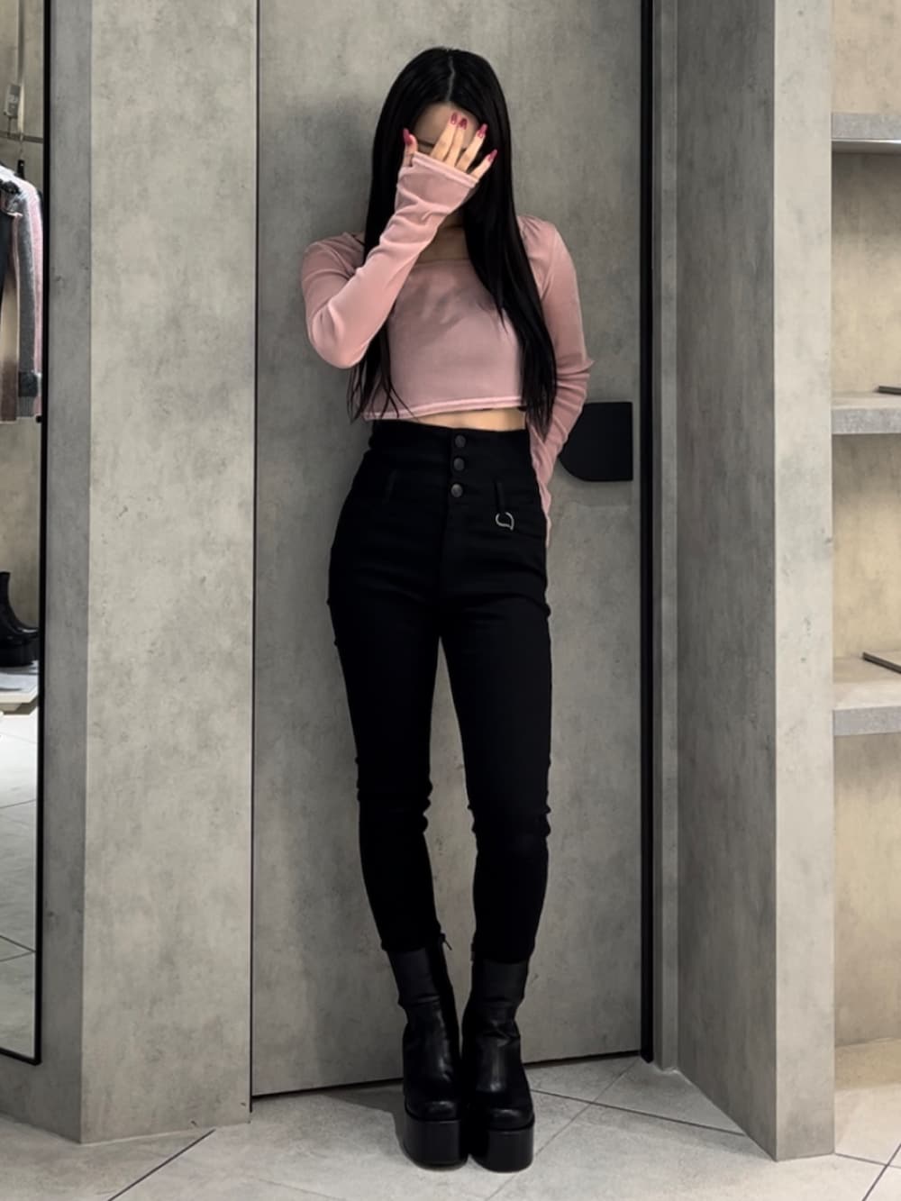 ピンク系のTシャツ/カットソー、ブラック系のデニムパンツ、ブラック系のブーツを着用したレディースの冬コーディネートの2枚目の写真