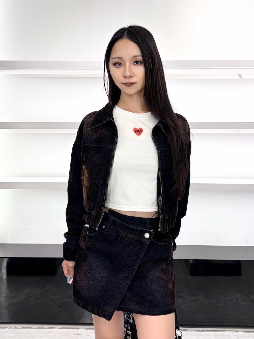 ブラウン系のブルゾン、ブラウン系のスカート、ブラック系のショルダーバッグを着用したレディースの夏コーディネートの5枚目の写真