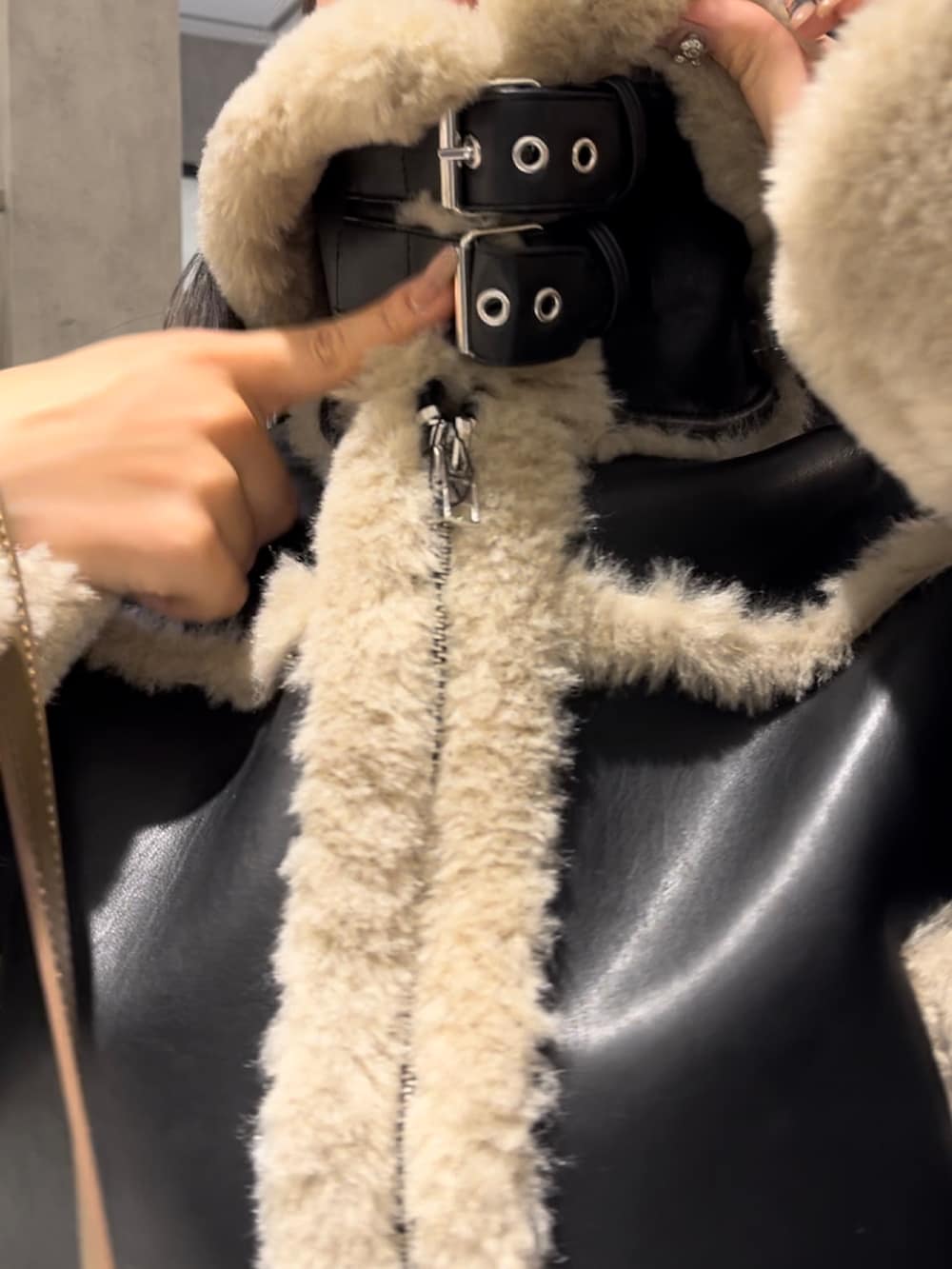 その他のブルゾン、ブラック系のニット/セーター、グレー系のスウェットパンツを着用したレディースの冬コーディネートの9枚目の写真