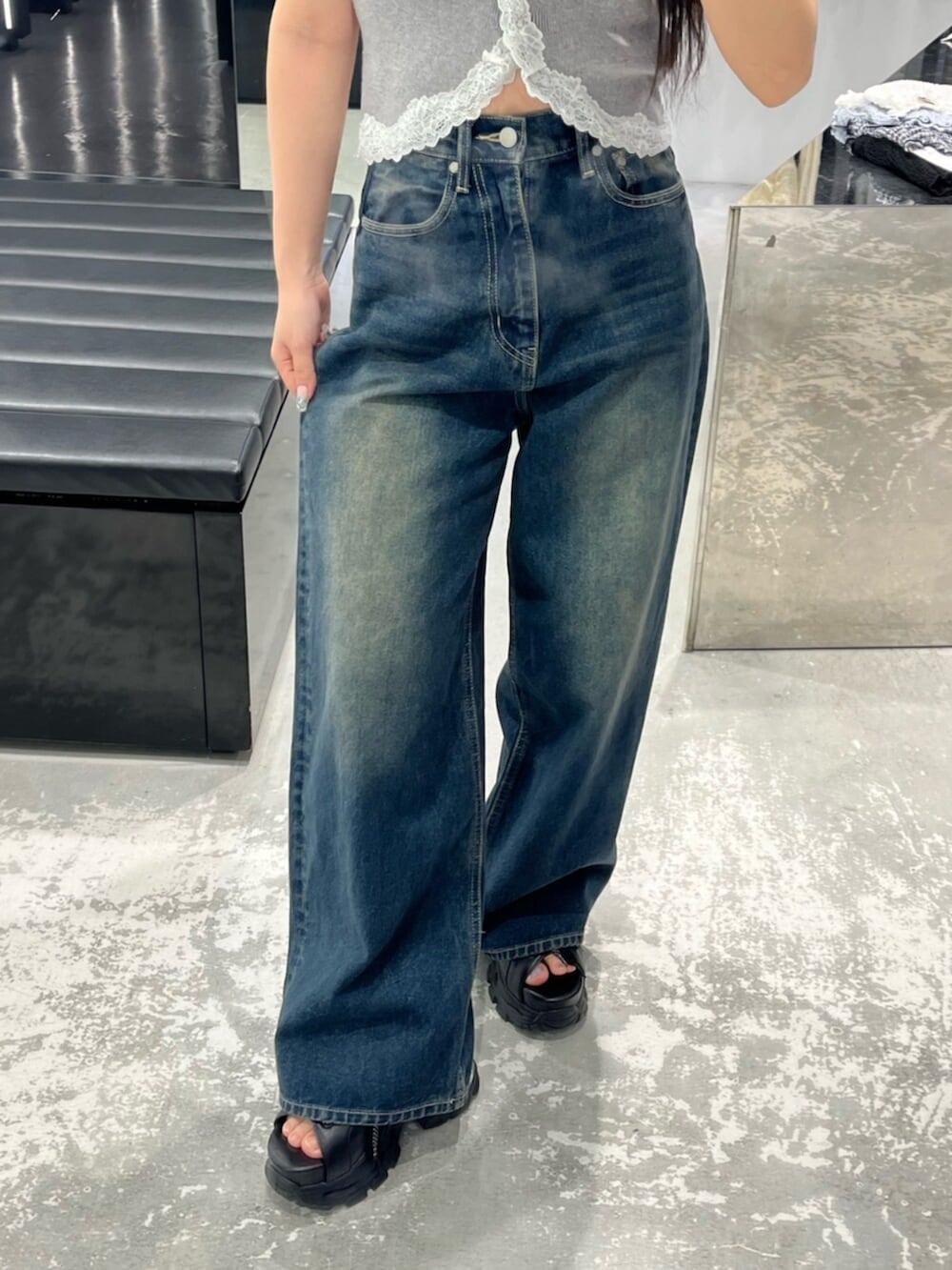 ブルー系のデニムパンツ、グレー系のニット/セーター、ブラック系のサンダルを着用したレディースの春コーディネートの5枚目の写真