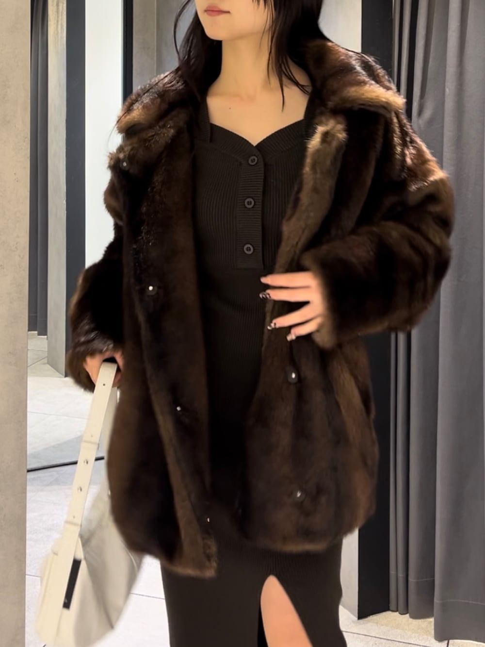 ブラウン系のその他アウター、ホワイト系のショルダーバッグ、ブラック系のブーツを着用したレディースの冬コーディネートの5枚目の写真