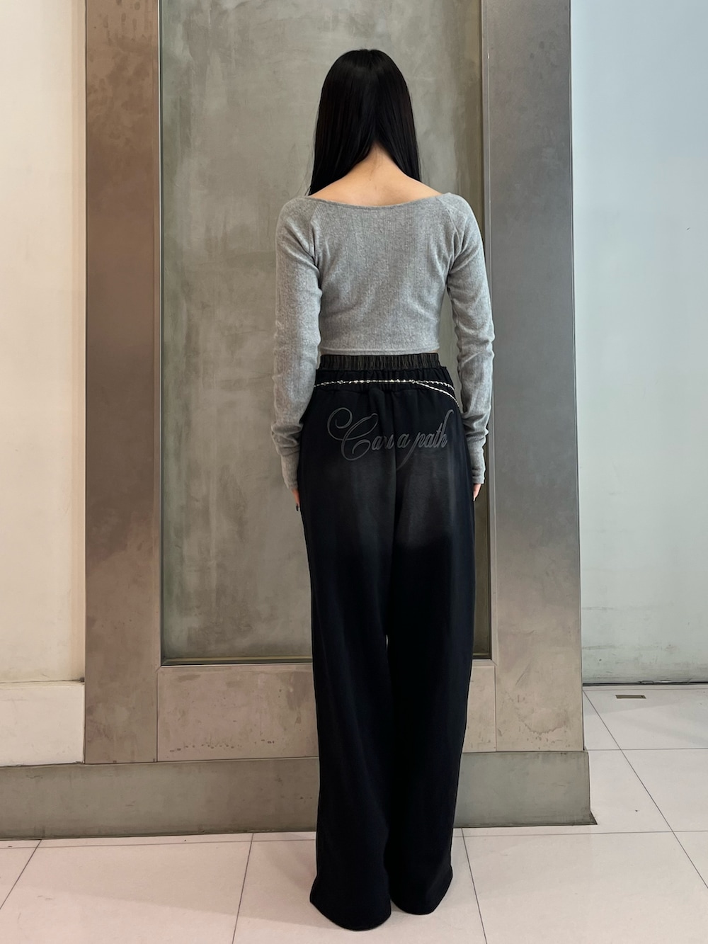 グレー系のTシャツ/カットソー、ブラック系のスウェットパンツ、ブラック系のサンダルを着用したレディースの春コーディネートの6枚目の写真