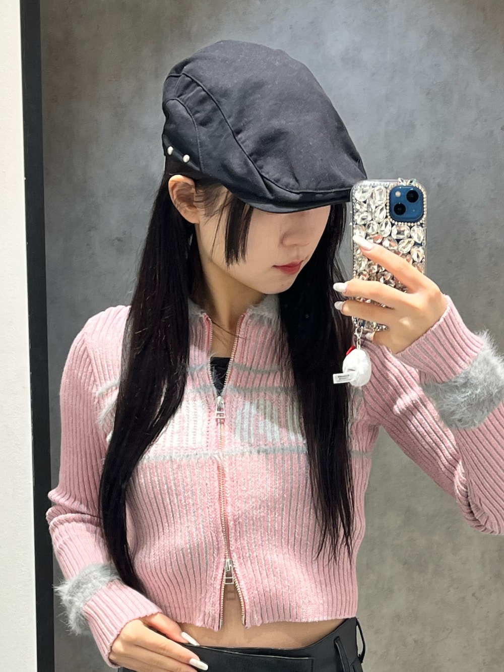 ピンク系のニット/セーター、ブラック系のその他パンツ、ブラック系のブーツを着用したレディースの冬コーディネートの7枚目の写真