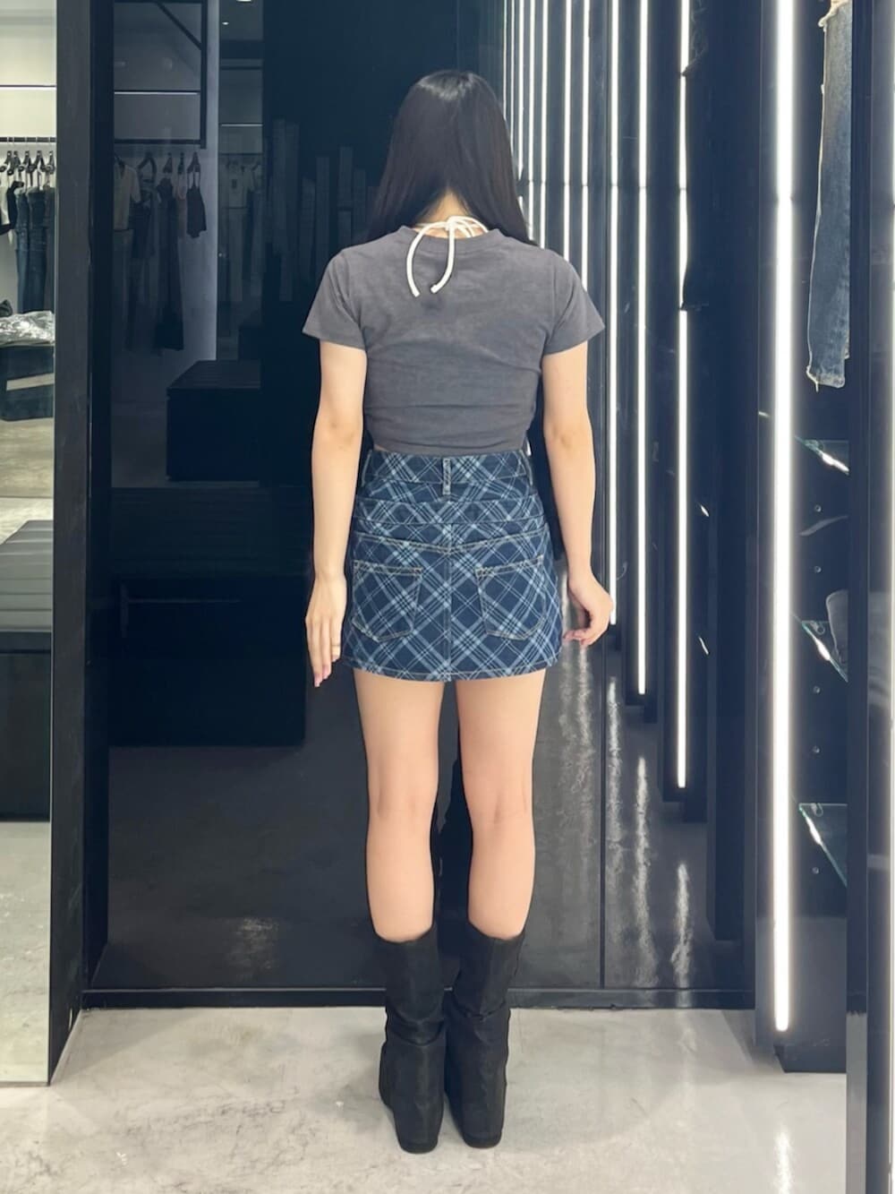 ブラック系のサンダル、ブルー系のスカート、グレー系のTシャツ/カットソーを着用したレディースの夏コーディネートの5枚目の写真