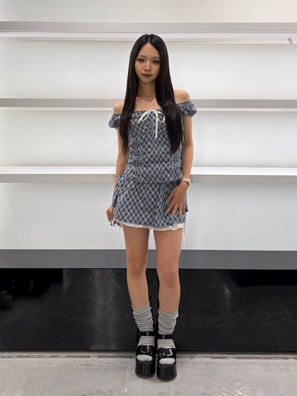 ブルー系のシャツ/ブラウス、ブルー系のスカート、ブラック系のサンダルを着用したレディースの夏コーディネートの2枚目の写真