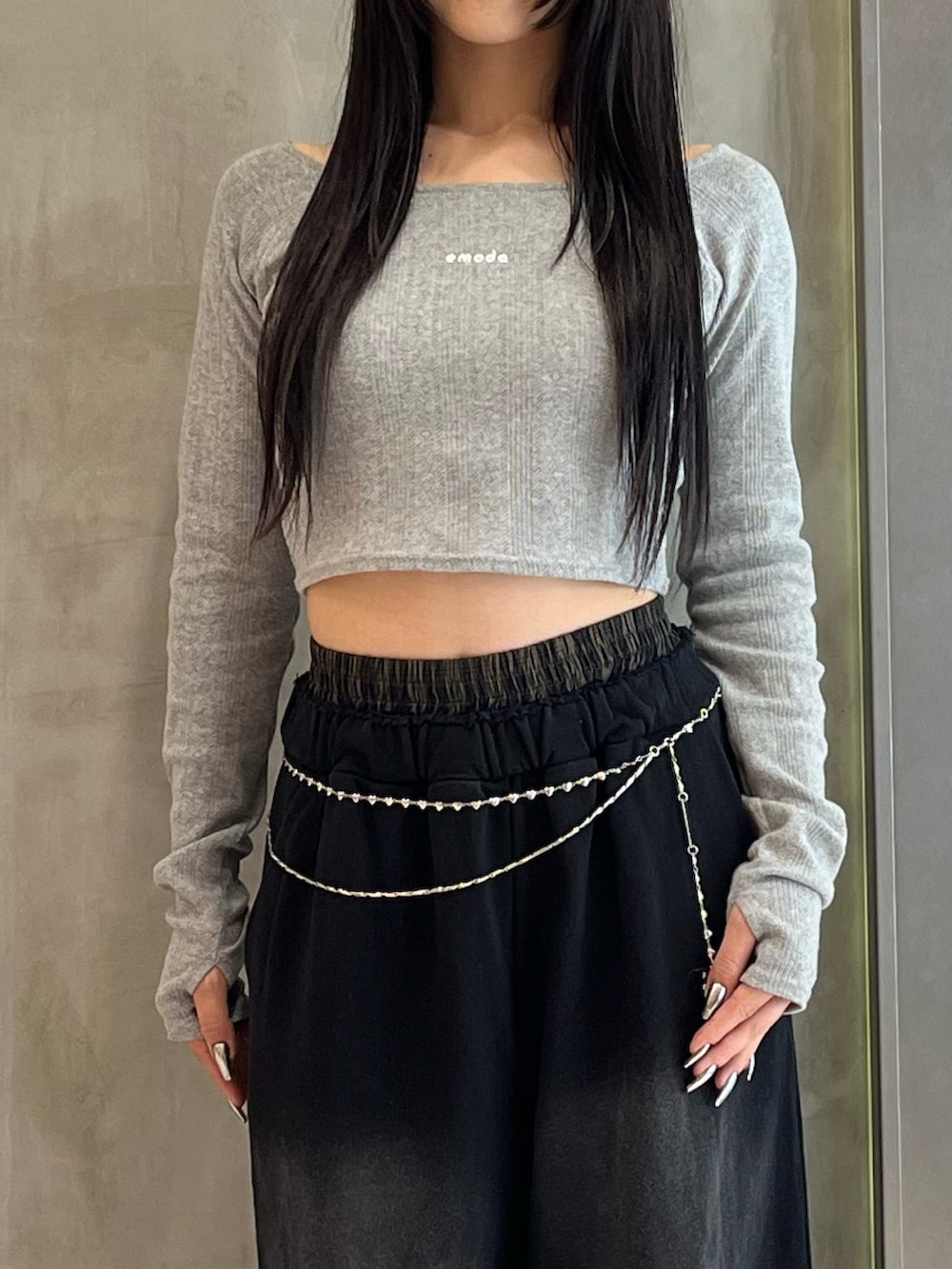グレー系のTシャツ/カットソー、ブラック系のスウェットパンツ、ブラック系のサンダルを着用したレディースの春コーディネートの10枚目の写真
