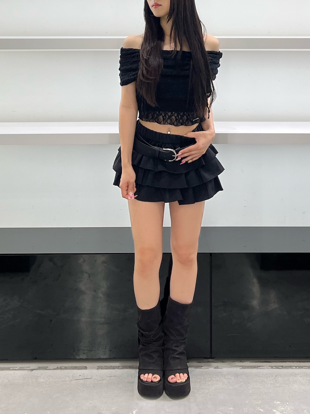 ブラック系のサンダル、ブラック系のスカート、ブラック系のTシャツ/カットソーを着用したレディースの夏コーディネートの8枚目の写真