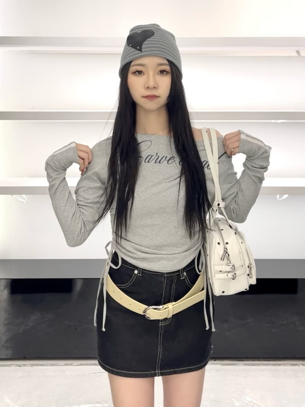 ブルー系のスカート、グレー系のTシャツ/カットソー、ホワイト系のショルダーバッグを着用したレディースの春コーディネートの5枚目の写真