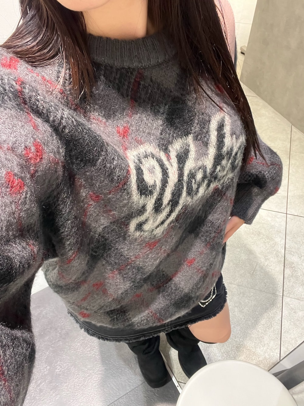 ブラック系のスカート、ピンク系のハンドバッグ、グレー系のニット/セーターを着用したレディースの秋コーディネートの8枚目の写真