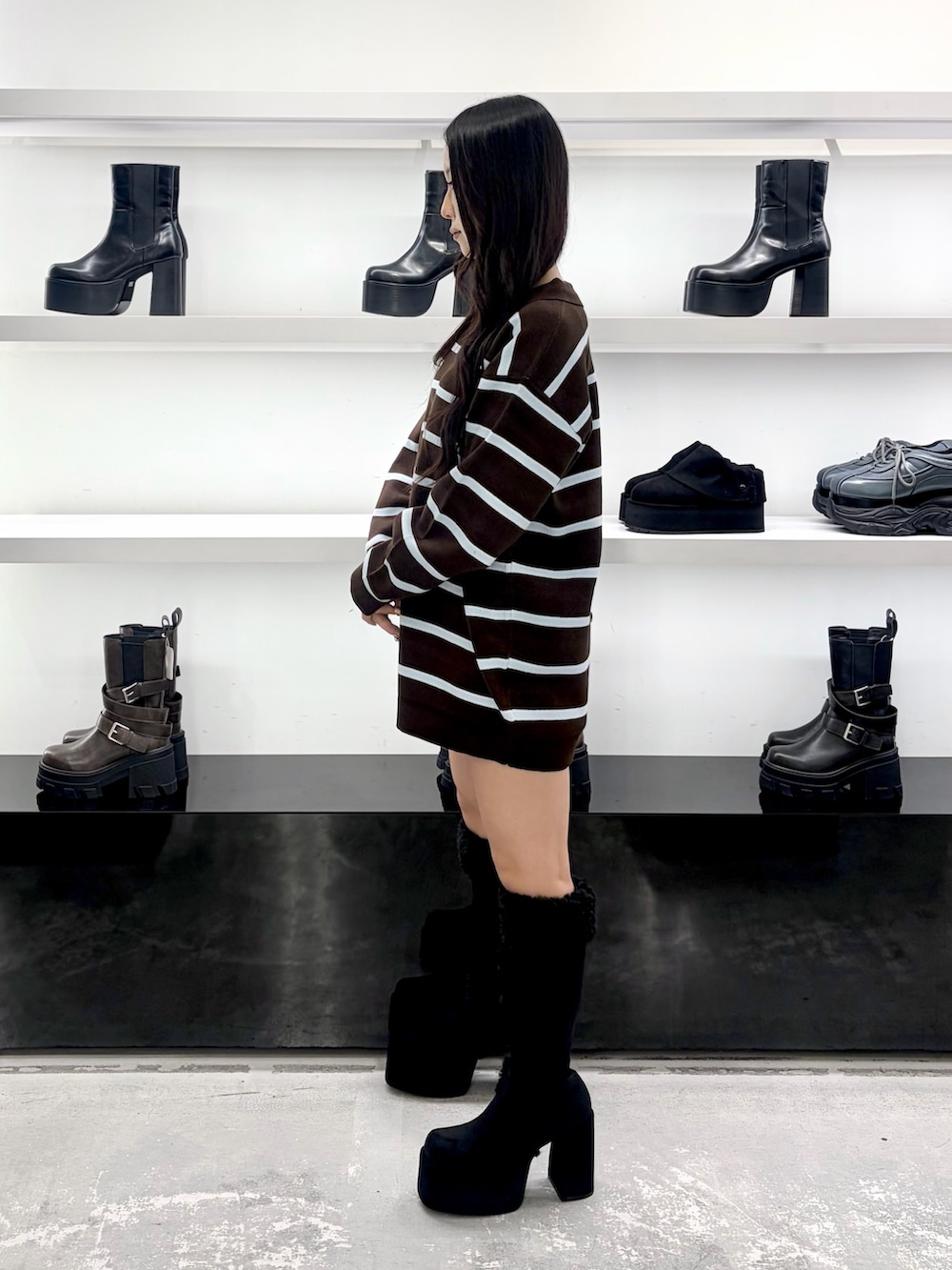 ブラウン系のワンピース、ブラウン系のその他パンツ、ブラック系のショルダーバッグを着用したレディースの秋コーディネートの4枚目の写真