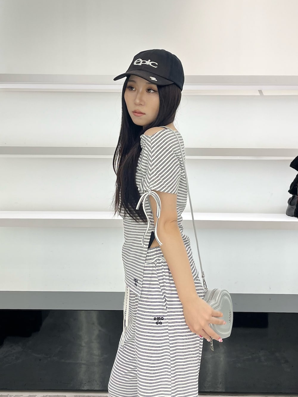 ホワイト系のTシャツ/カットソー、ホワイト系のその他パンツ、シルバー系のショルダーバッグを着用したレディースの夏コーディネートの5枚目の写真