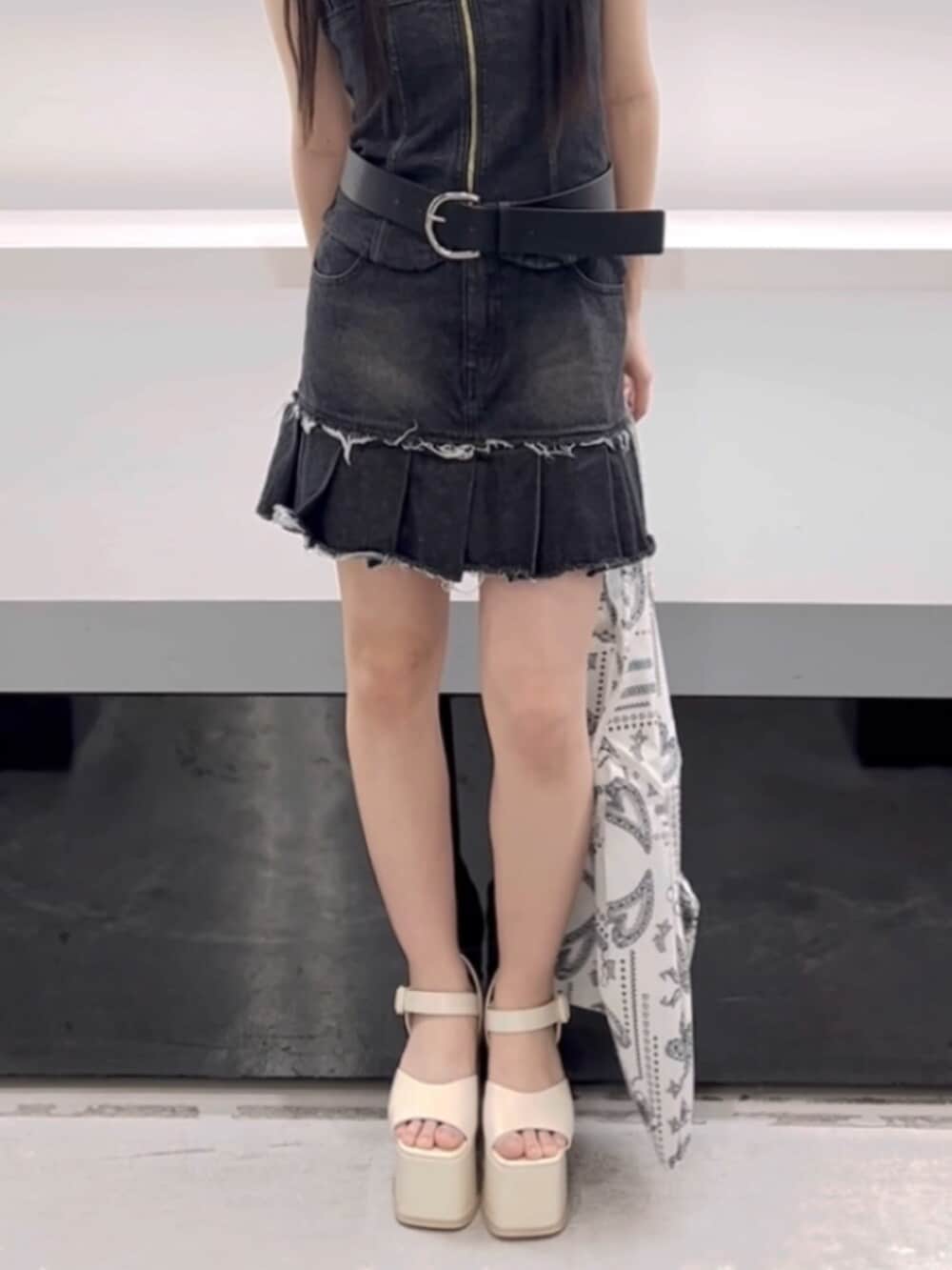 ホワイト系のサンダル、ホワイト系のトートバッグ、ブラック系のワンピースを着用したレディースの春コーディネートの9枚目の写真