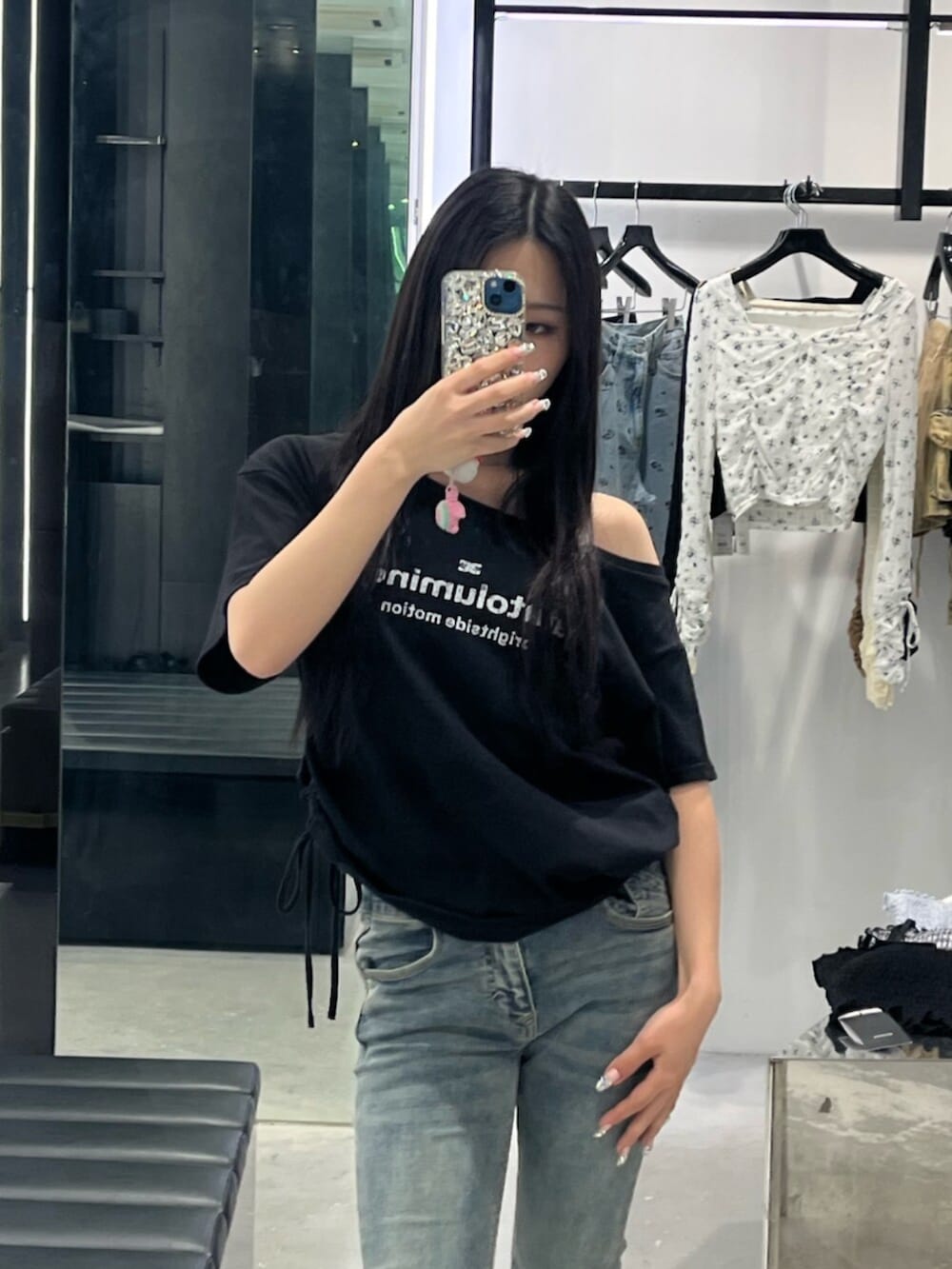 ブラック系のサンダル、ブラック系のTシャツ/カットソー、ブルー系のデニムパンツを着用したレディースの春コーディネートの7枚目の写真