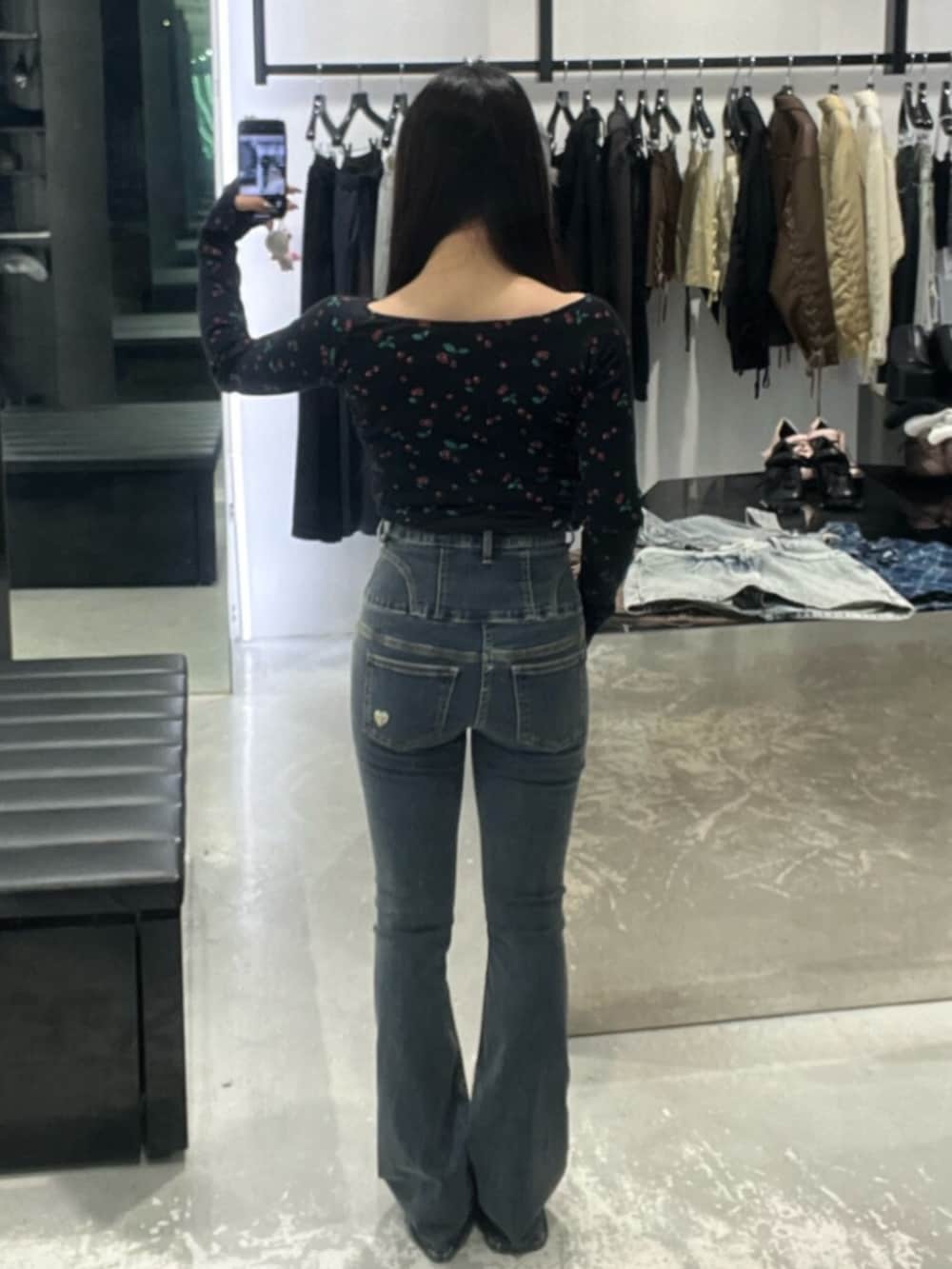 ホワイト系のスニーカー、ブルー系のデニムパンツ、ブラック系のTシャツ/カットソーを着用したレディースの春コーディネートの3枚目の写真