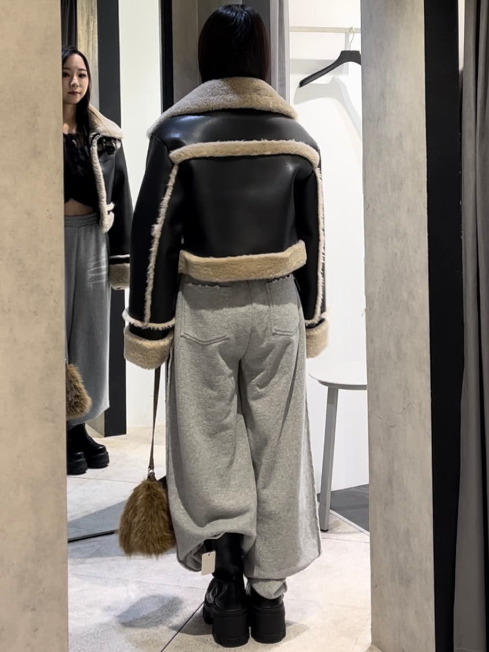 その他のブルゾン、ブラック系のニット/セーター、グレー系のスウェットパンツを着用したレディースの冬コーディネートの3枚目の写真