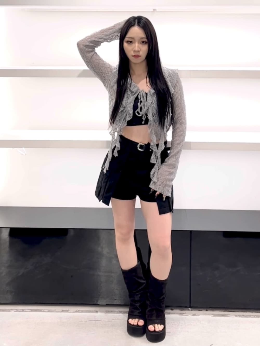 グレー系のTシャツ/カットソー、ブラック系のスカート、ブラック系のサンダルを着用したレディースの春コーディネートの5枚目の写真