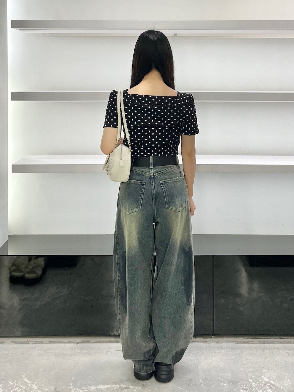 その他のTシャツ/カットソー、ホワイト系のハンドバッグ、ブルー系のデニムパンツを着用したレディースの夏コーディネートの3枚目の写真