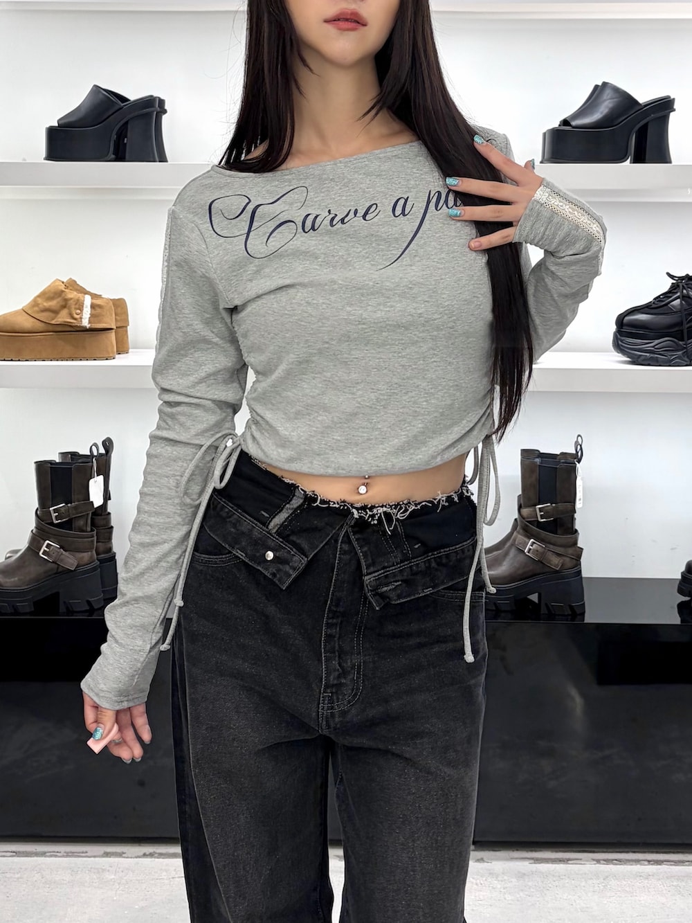 グレー系のTシャツ/カットソー、ブラック系のデニムパンツ、ブラック系のスニーカーを着用したレディースの夏コーディネートの6枚目の写真