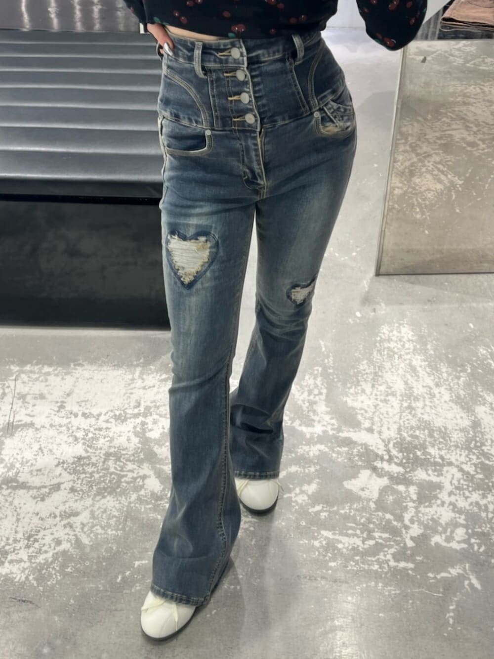 ホワイト系のスニーカー、ブルー系のデニムパンツ、ブラック系のTシャツ/カットソーを着用したレディースの春コーディネートの6枚目の写真