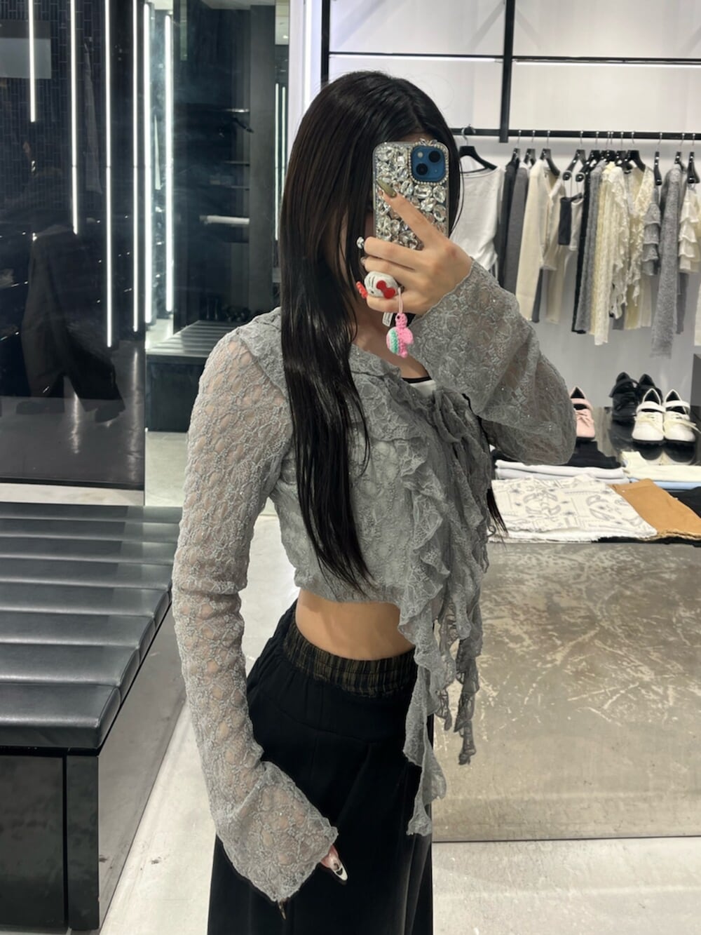 グレー系のTシャツ/カットソー、ブラック系のスウェットパンツ、ホワイト系のニット/セーターを着用したレディースの春コーディネートの5枚目の写真