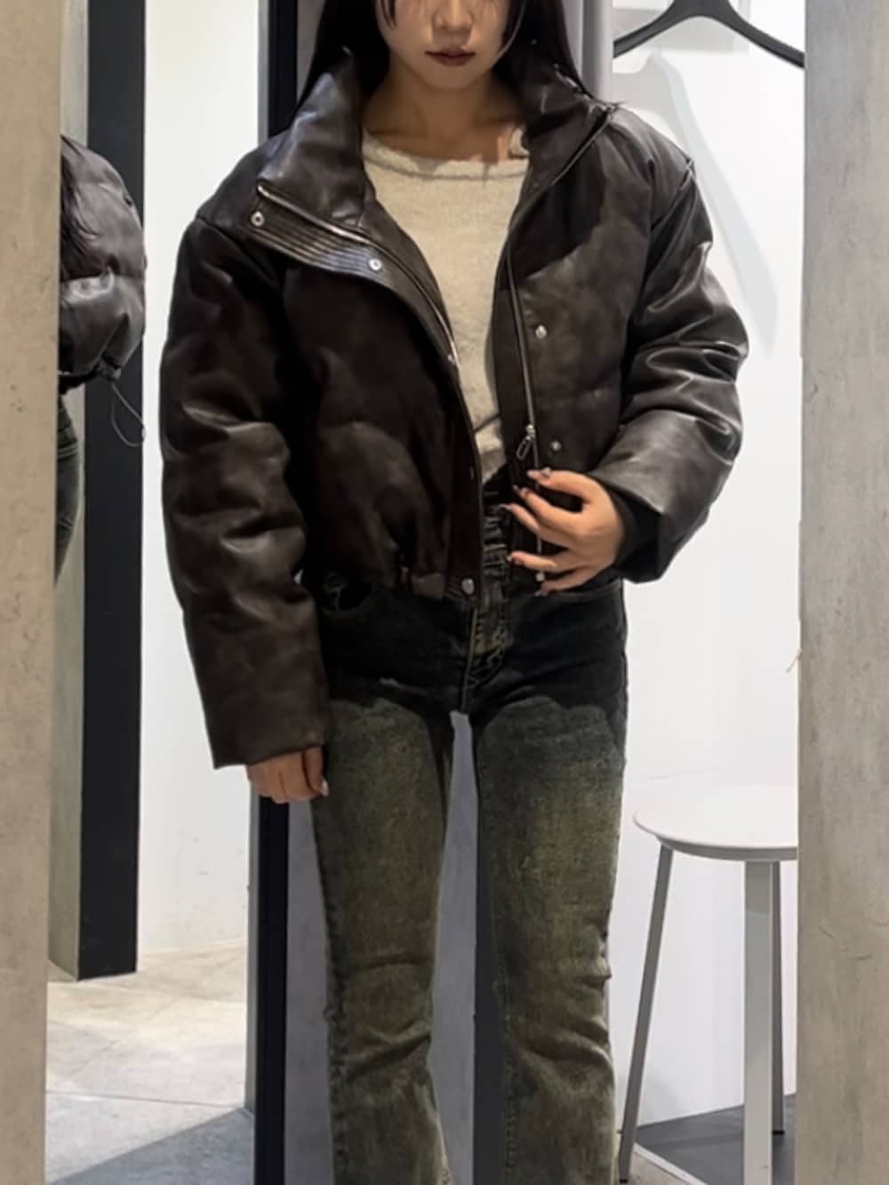 ブラウン系のダウンジャケット/コート、ホワイト系のニット/セーター、ブルー系のデニムパンツを着用したレディースの冬コーディネートの8枚目の写真