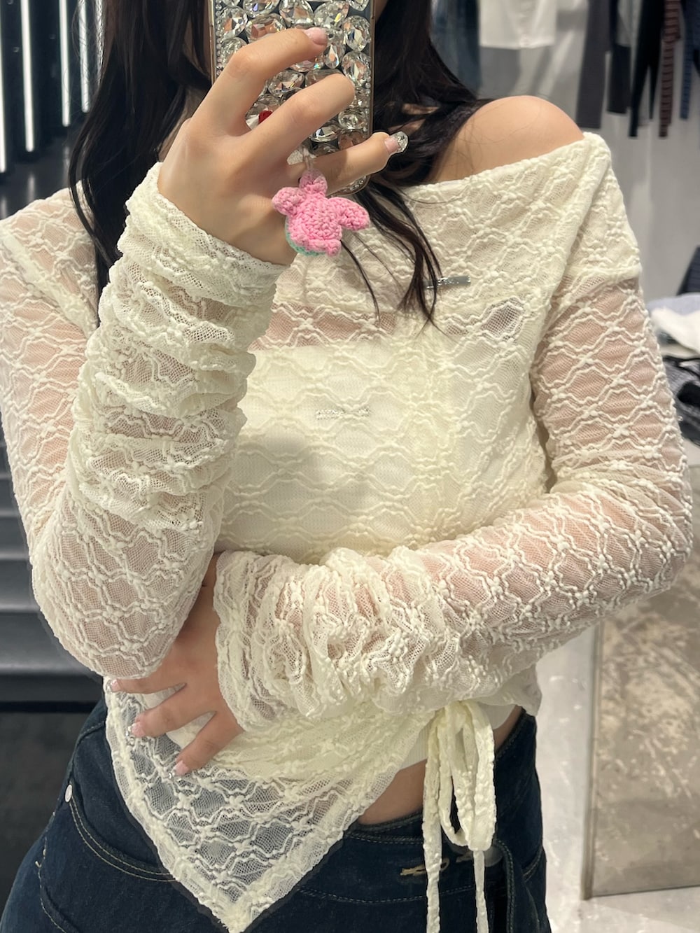 ブラック系のサンダル、ブルー系のスカート、ホワイト系のTシャツ/カットソーを着用したレディースの春コーディネートの9枚目の写真
