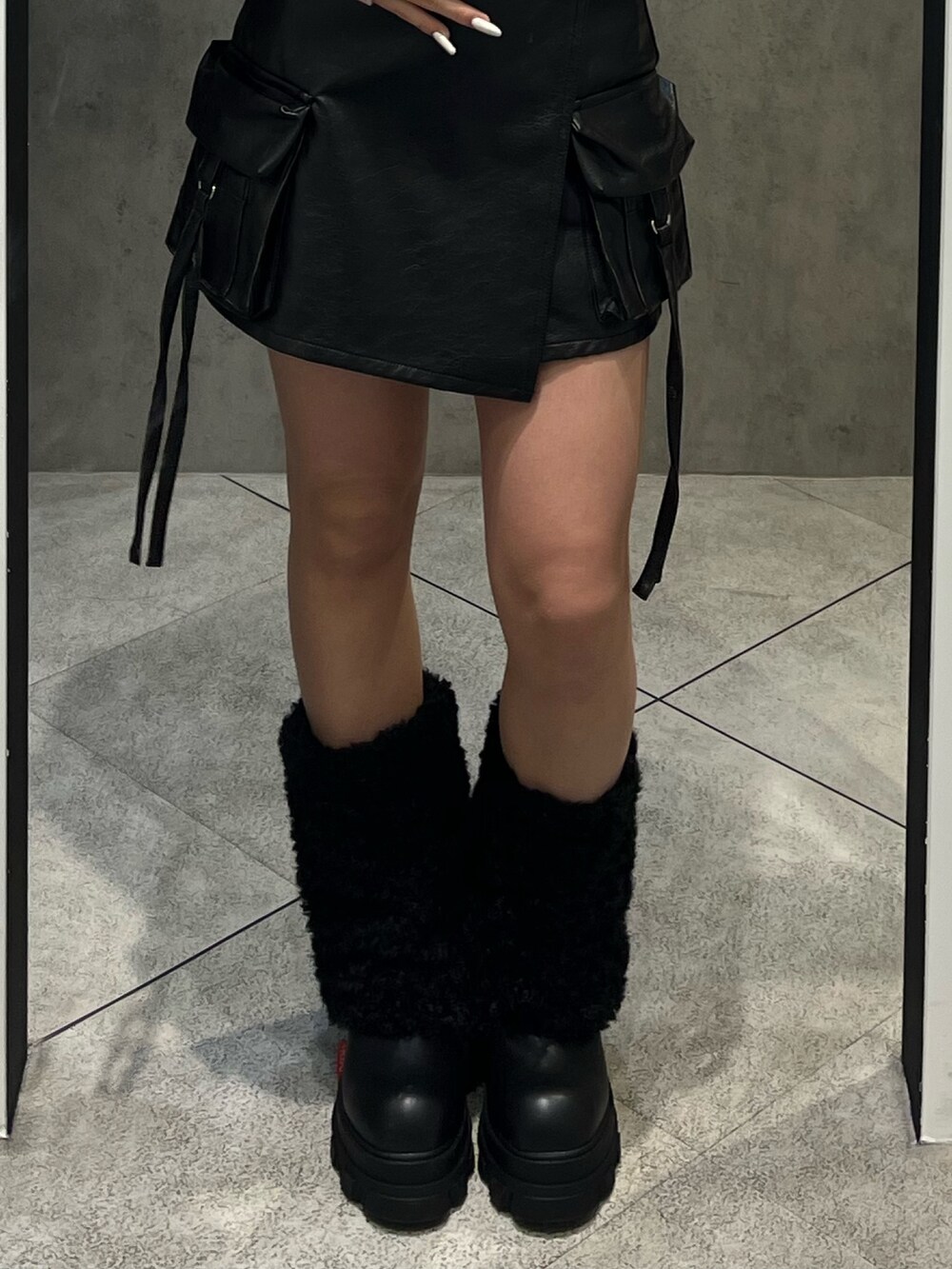 ピンク系のニット/セーター、ブラック系のその他パンツ、ブラック系のブーツを着用したレディースの冬コーディネートの8枚目の写真