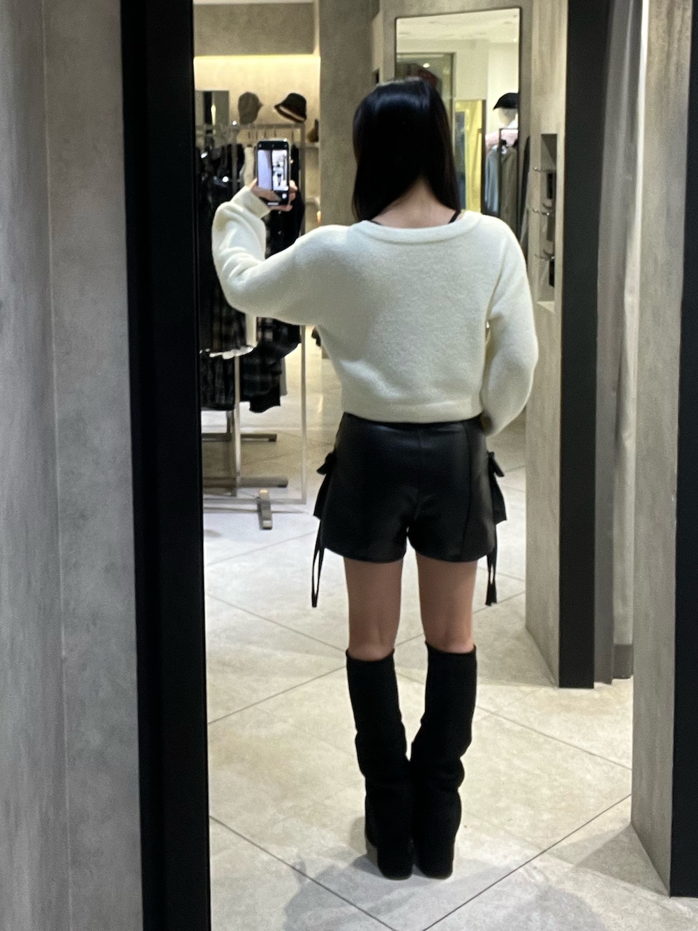 ホワイト系のニット/セーター、ブラック系のその他パンツ、ブラック系のブーツを着用したレディースの冬コーディネートの3枚目の写真